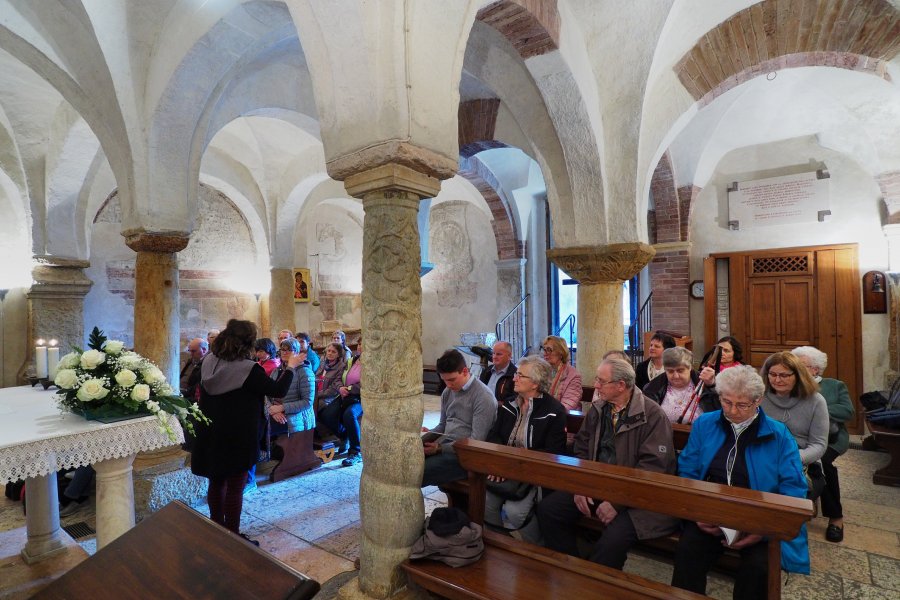 gottesdienst_in_st._zeno_in_verona.jpg