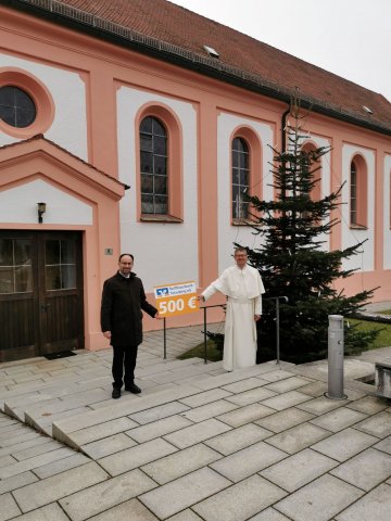 2020_12_01_raiffeisenbank_straubing_spendet_500_euro_an_pfarrei_st._martin_neukirchen2.jpg